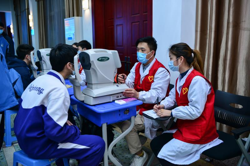 湖南省人民医院医护志愿者为学生进行电脑验光。均为长沙晚报通讯员 刘玉君 张兰艳 周小飞 供图