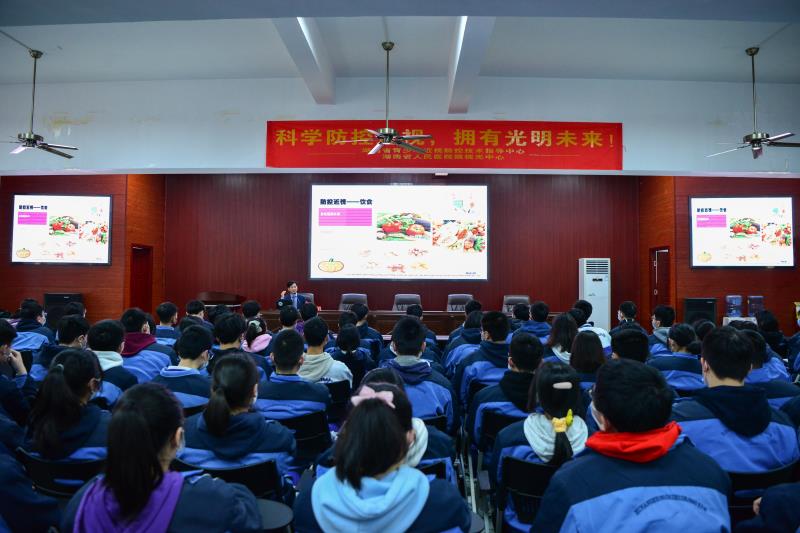 湖南省人民医院眼视光医学中心主任、湖南省儿童青少年近视防控技术指导中心主任王华教授生动形象地讲授爱眼护眼知识。