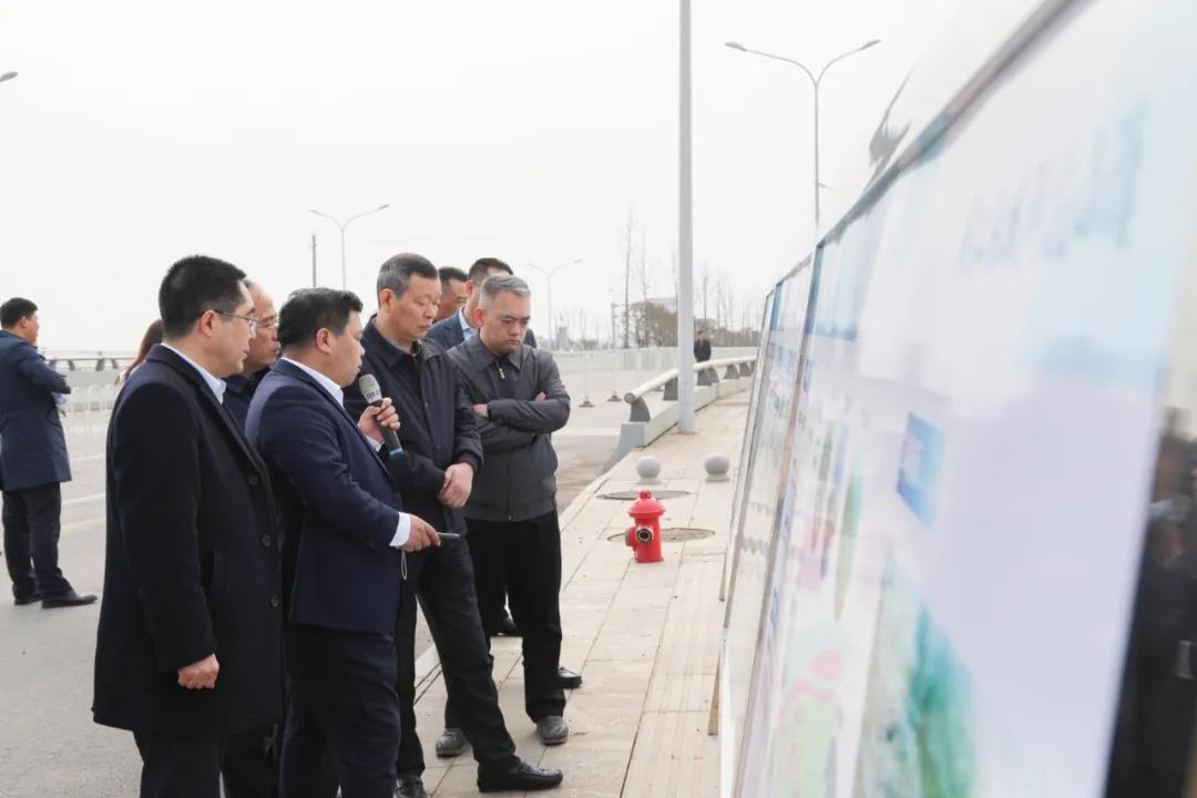 市住建局党组书记、局长王伟胜带队现场调研湘江融城科技小镇项目并召开座谈会。