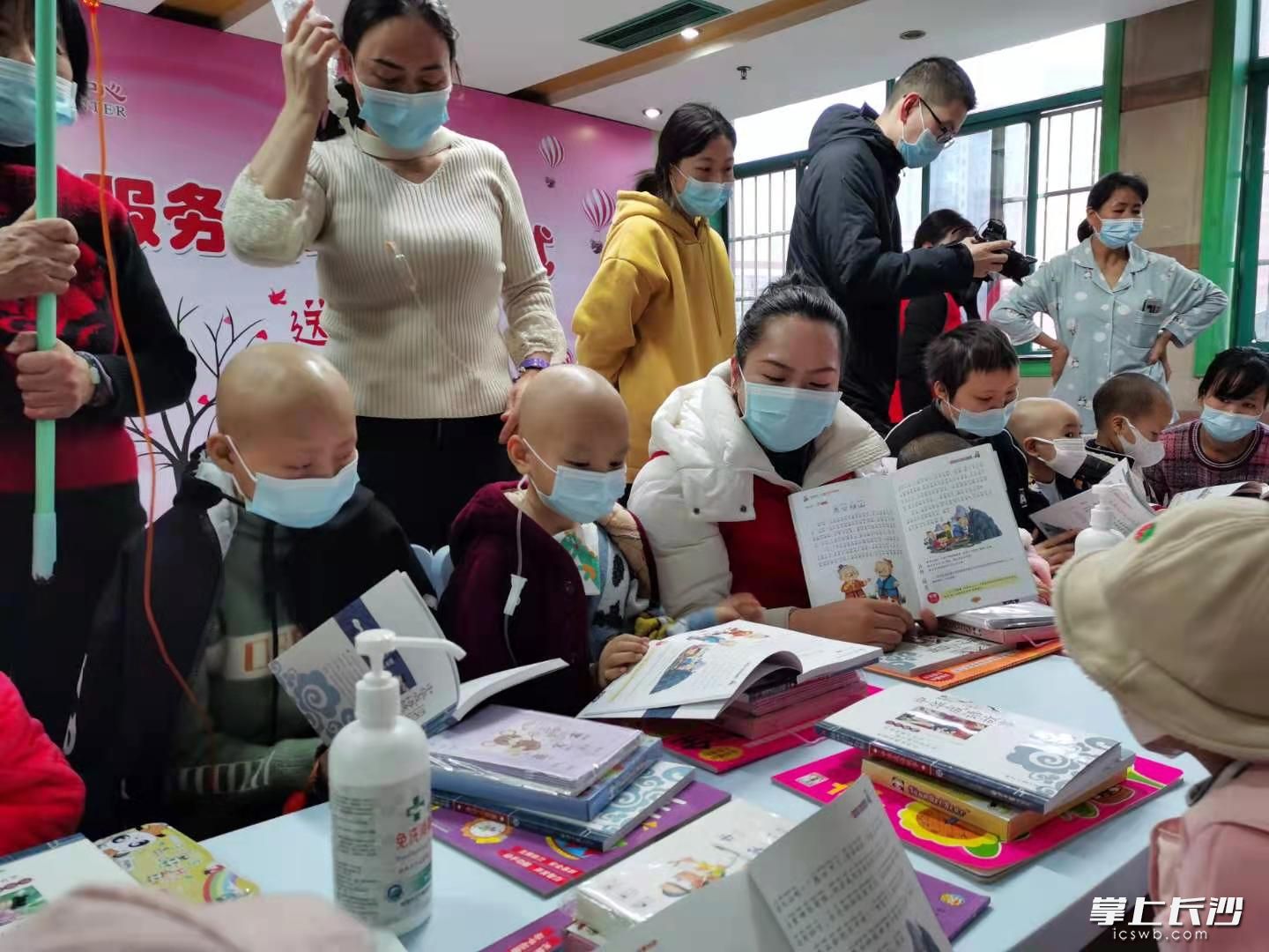 小红花志愿者在给孩子们讲中国成语故事。长沙晚报全媒体记者 朱炎皇 摄