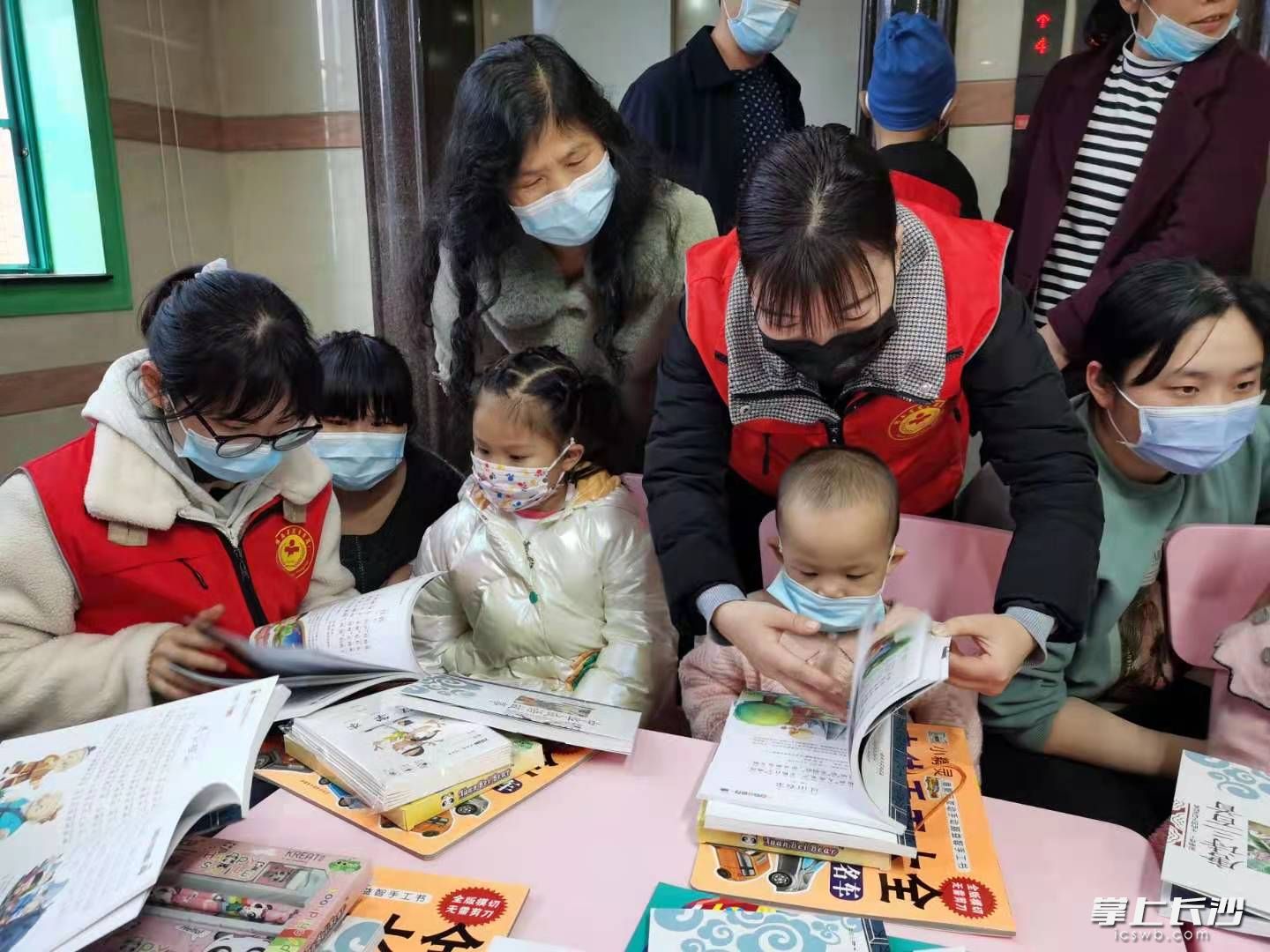 小红花志愿者陪伴孩子们阅读。长沙晚报全媒体记者 朱炎皇 摄