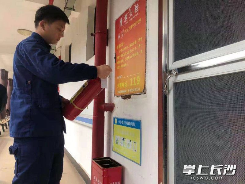 在白沙敬老院，开慧镇专职消防站的消防员们为老人打扫卫生，检查消防设施。均为长沙县消防供图