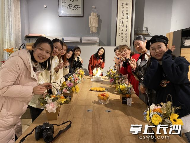 同升湖社区的花艺大赛上，青春的脸庞和缤纷的鲜花相映成景。 长沙晚报通讯员  何芳 摄
