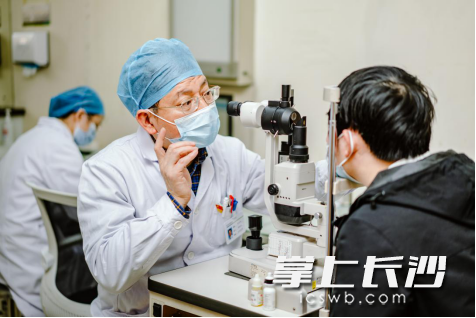 段宣初教授在为青光眼患者看诊。  医院供图