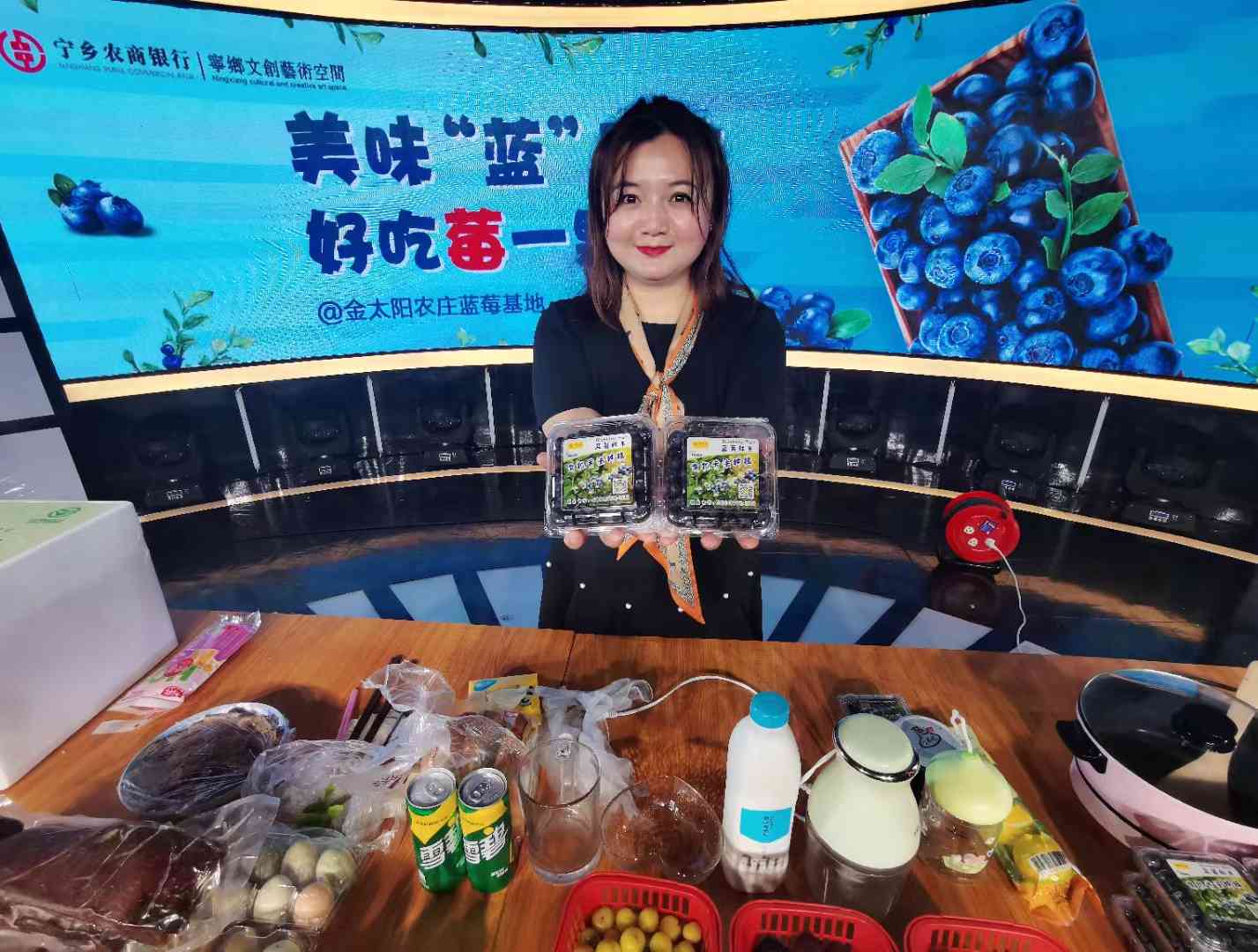 张芹在直播带货。长沙晚报全媒体记者 贺文兵 摄