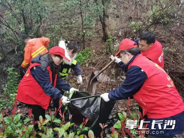 3月5日，城发集团桥隧公司三支部联合天心区南站社区支部，开展“共驻共建凝聚力量、抱团发力靓丽湘江”活动。