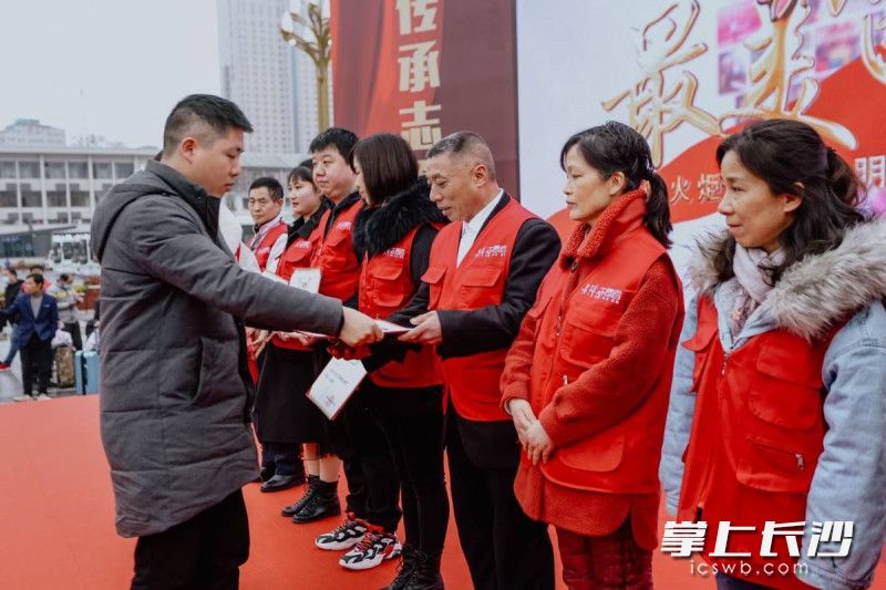 表彰最美学雷锋志愿者。均为全媒体记者 周和平 通讯员 吴美云 摄影报道