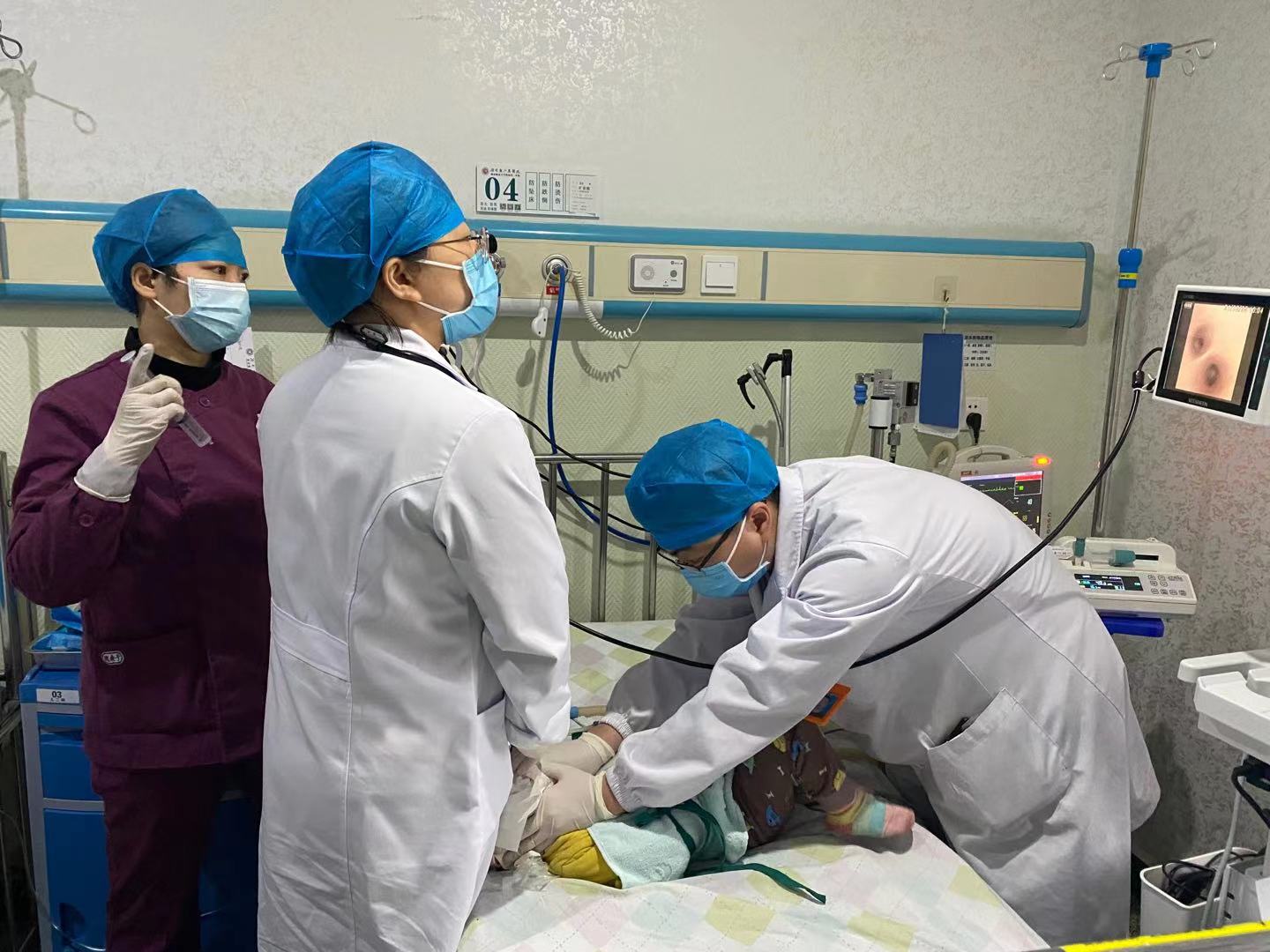 黄寒主任为孩子做床旁纤支镜。均为长沙晚报通讯员 何艳 毛文娟 杨图宏 供图