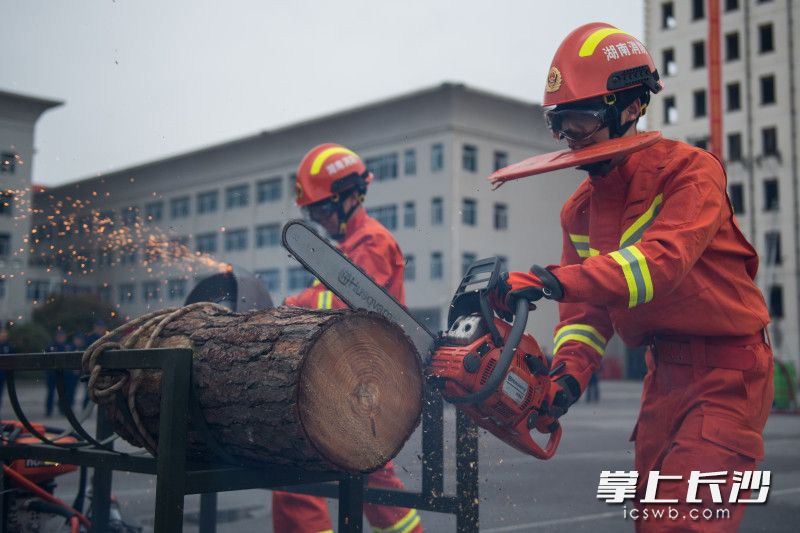 各类破拆工具在消防员手中得心应手。