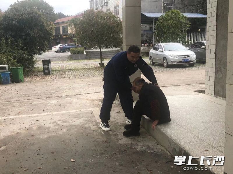 消防员上前询问老人相关情况。均为长沙晚报通讯员 胡宇波 供图