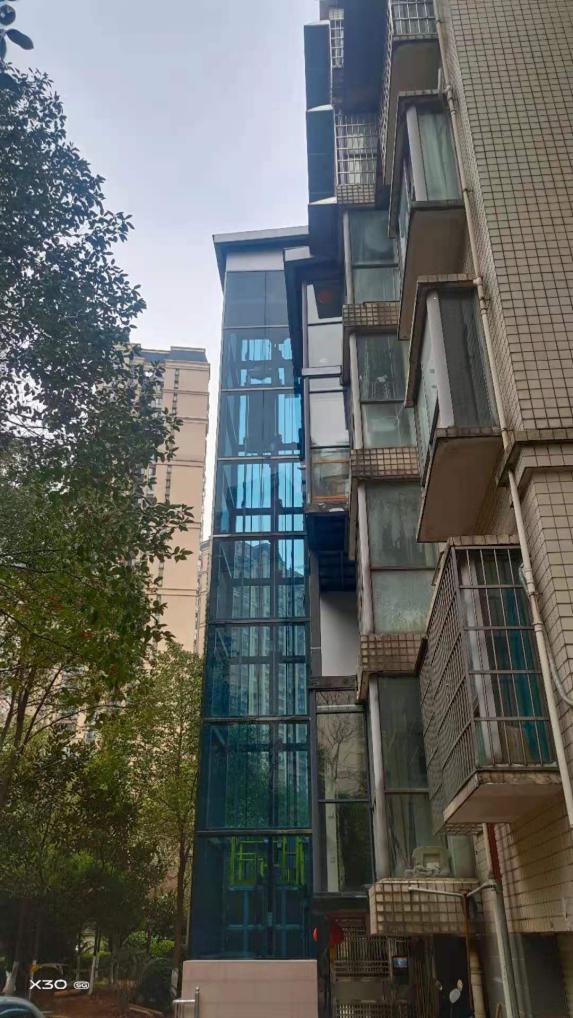 建设完毕投入运营的电梯。