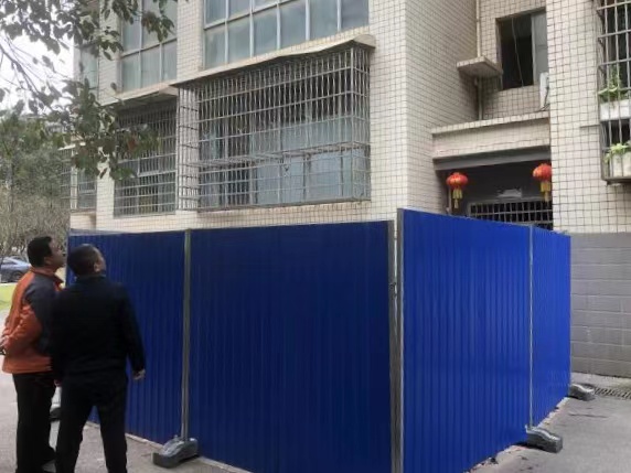 文明在查看筹建中的电梯。