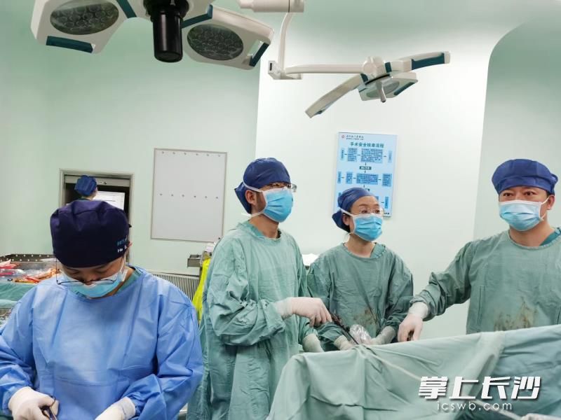 湖南省人民医院肝胆胰微创外科尹新民教授、吴一飞主任医师等为王女士实施手术。均为长沙晚报通讯员 梁辉 徐晓平 供图