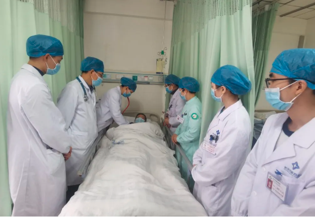 长沙市第四医院全科医学科医疗团队成功救治一名罕见的重症感染性心内膜炎患者。长沙晚报通讯员 易娜 供图