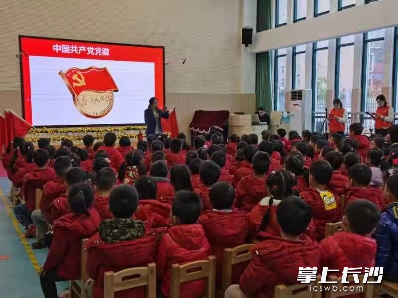 老师给孩子们讲国徽的故事。