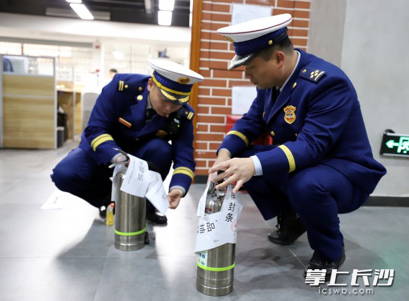 长沙高新区消防部门开展消防产品专项检查。均为长沙晚报通讯员 郑红桂 供图