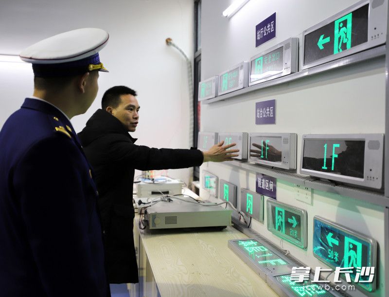 消防监督员检查应急疏散指示标志。