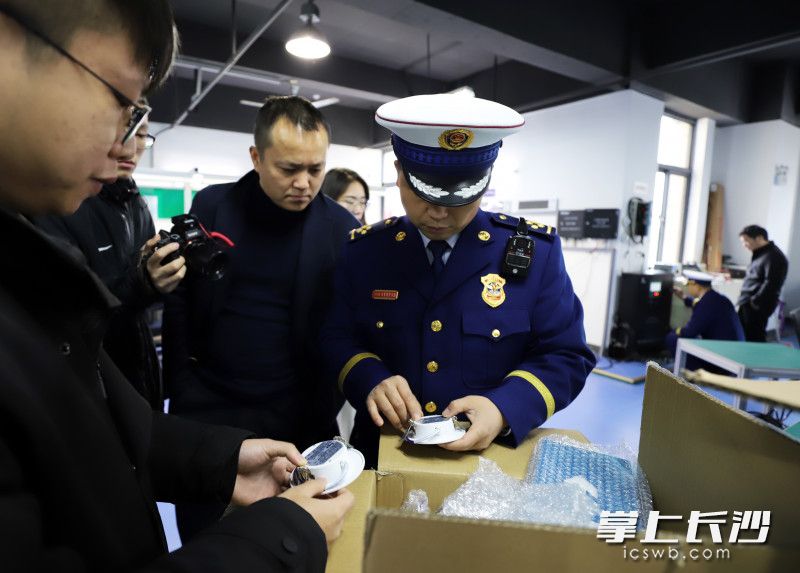 消防监督员呼吁全民关注消防，参与到消防产品整治行动之中。