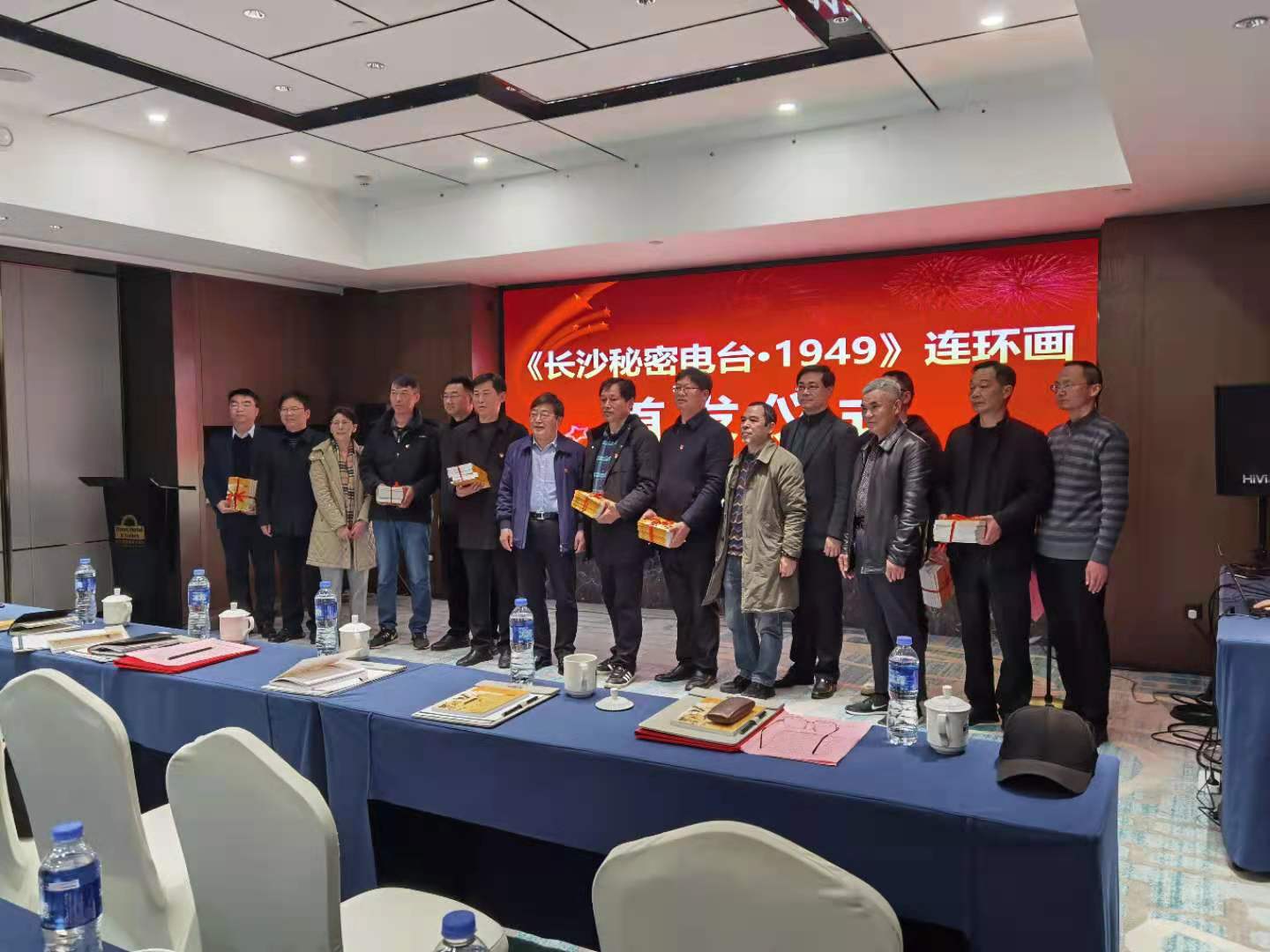 赠书仪式。全媒体记者 朱华摄