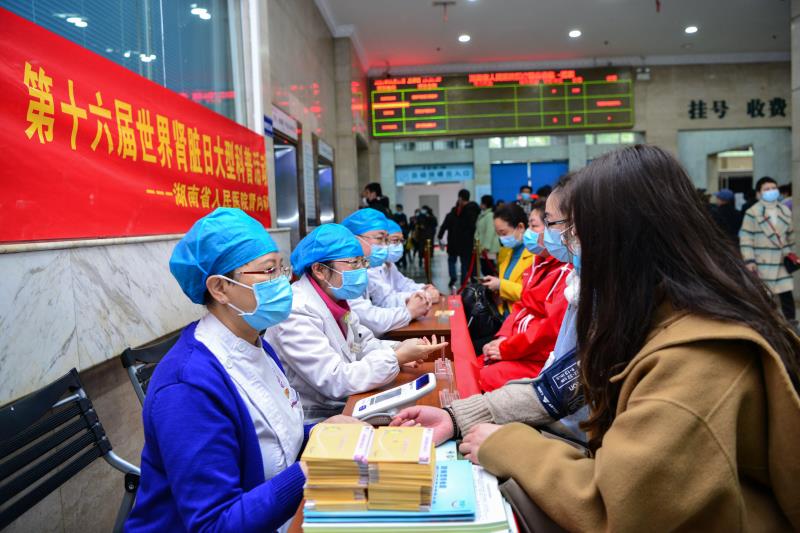 湖南省人民医院肾脏免疫科专家团队为市民进行肾病咨询和健康讲座。均为长沙晚报通讯员 刘玉君 供图