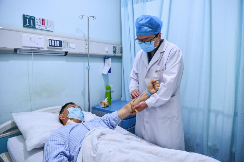 罗逊主任医师查看李先生的血管情况。