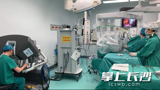 中南大学湘雅医院胸外科主任张春芳教授团队成功实施省内首例机器人辅助单孔手术。  医院供图
