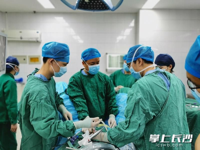 杨科团队为患者做手术。均为长沙晚报通讯员 胡薇华 杜丘 供图