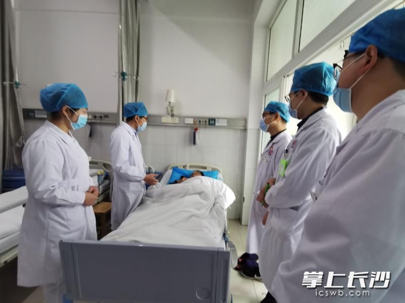 杨科主任查看患者的恢复情况。