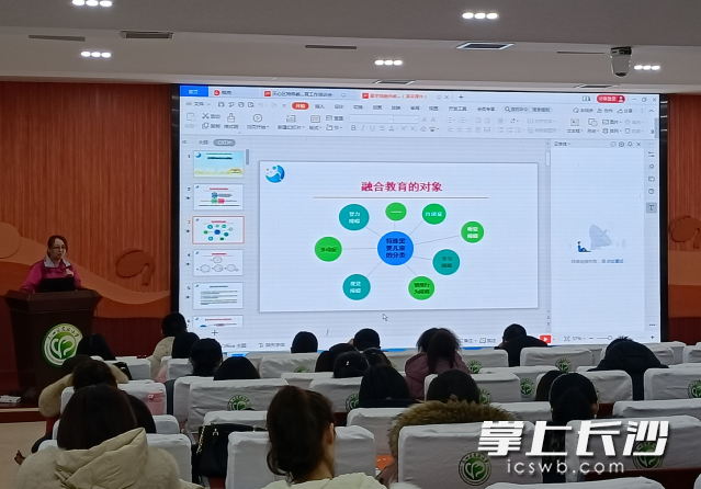 魏玉玲老师教老师们使用专业的个性化评估工具对特殊孩子进行评估。