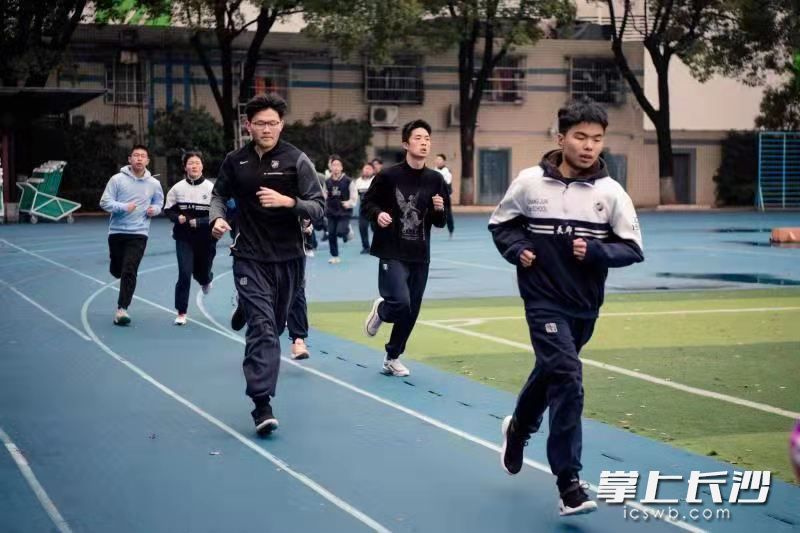 开学初，学校进行了体能测试。