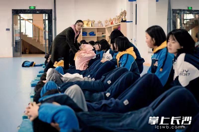 男女生的身体素质都有明显提升。