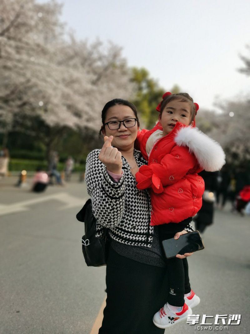 长沙抗疫英雄和家人赴武汉樱花之约。   受访者供图