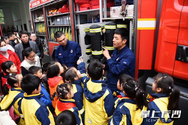 3月13日上午，长沙市300名中小学生走进全市9个消防救援站，齐上消防知识“开学第一课”。均为长沙晚报全媒体记者 刘琦 摄
