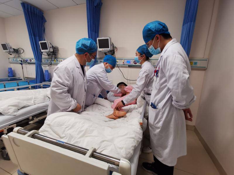 湖南省人民医院刘觉仕主任、康超文副主任医师等查看患儿术后恢复情况。均为长沙晚报通讯员 梁辉 徐源 阳秀春 供图