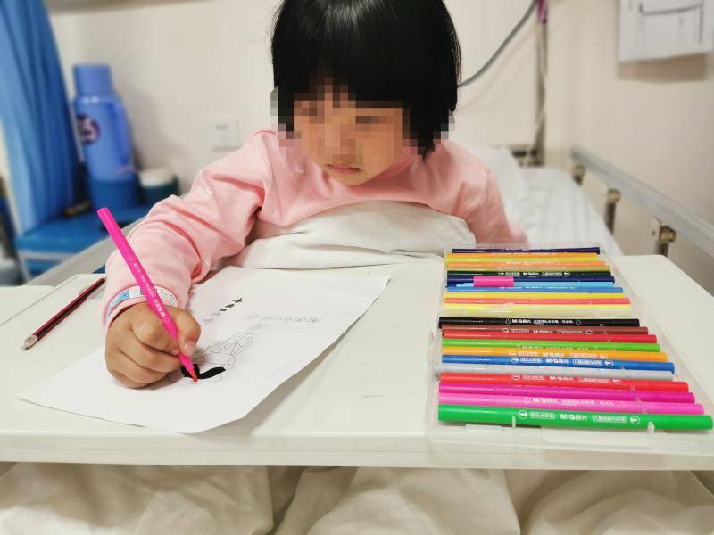 患儿画画感谢医护人员的精心照料。