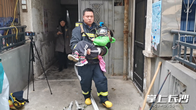 消防员从现场搜救被困人员。视频截图