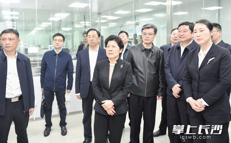 3月15日下午，省委常委、市委书记吴桂英调研全市生态环保工作，在天心区空气环境监测超级站，调研环境监测核心业务体系建设运行情况。长沙晚报全媒体记者 余劭劼 摄