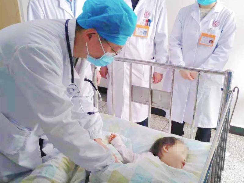 医生查看小欣的情况。均为长沙晚报通讯员 刘玉明供图