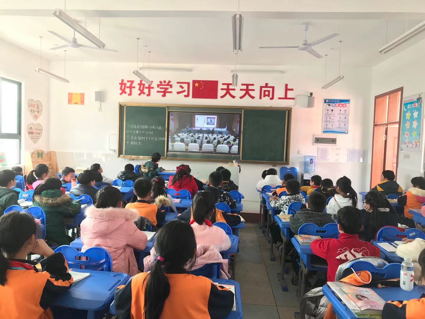 慈利县芙蓉学校学生在收看直播。
