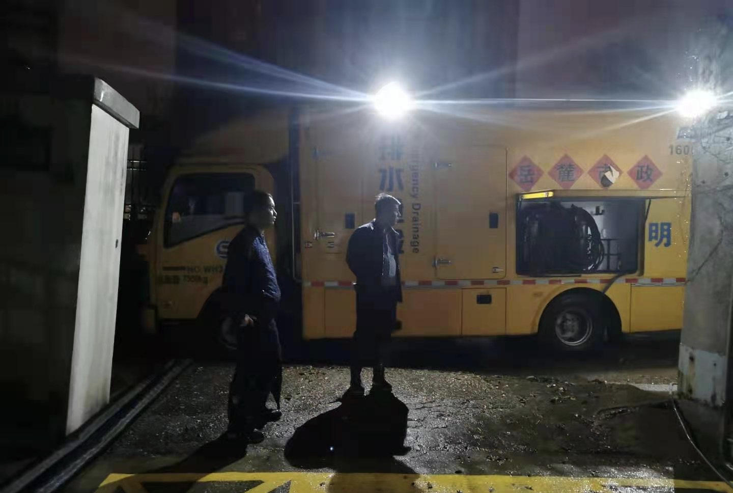 排水车开到现场。