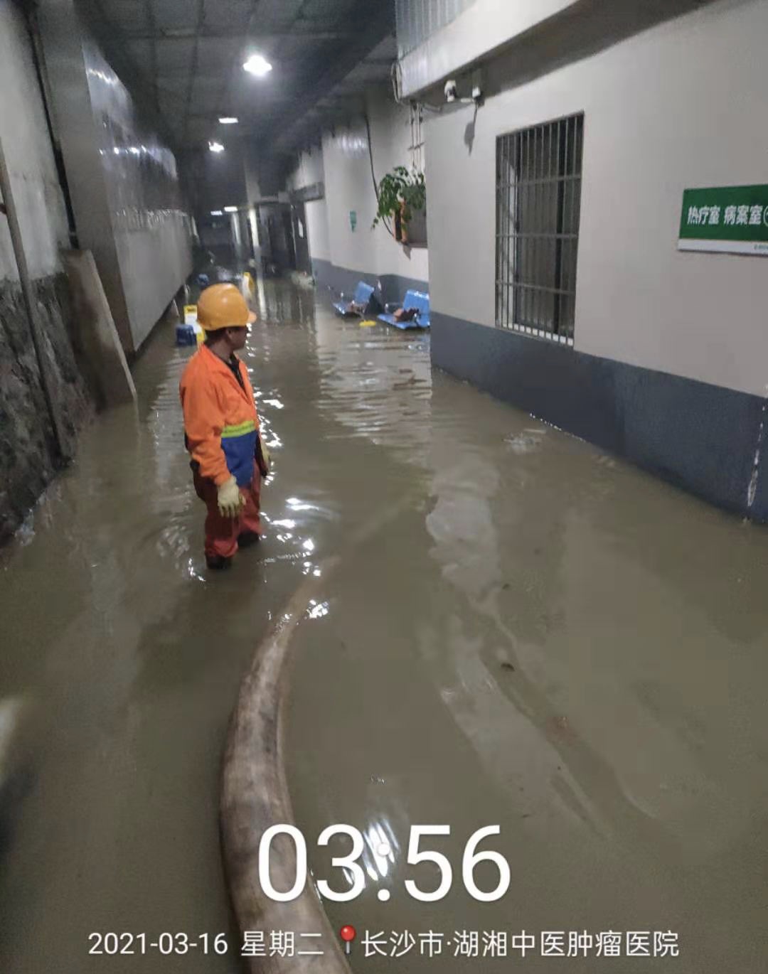 水情危急，市政工人在紧急排水。