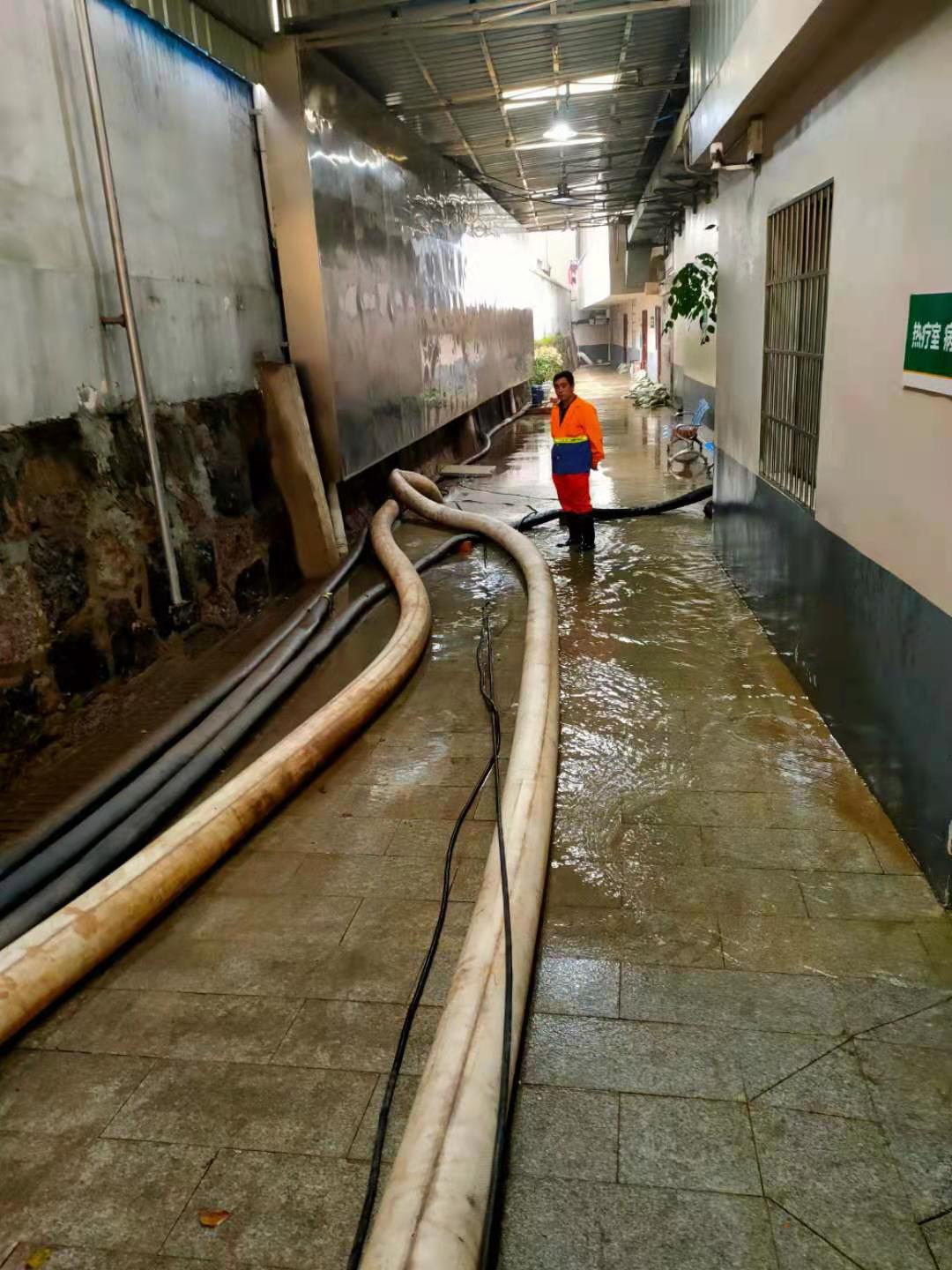 积水即将抽排干净。