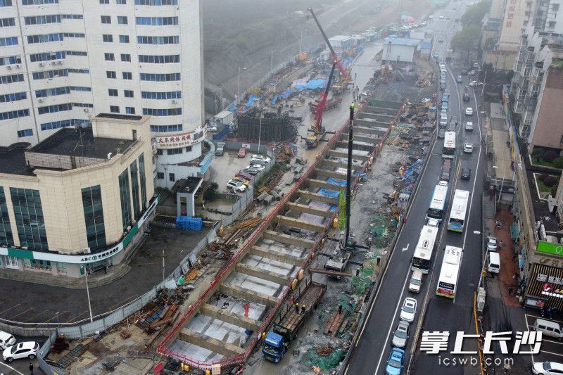 3月16日，长沙地铁6号线六沟垅站主体结构顺利封顶，标志着长沙地铁6号线河西段14座车站均已实现封顶。均为长沙晚报全媒体记者 王志伟 摄