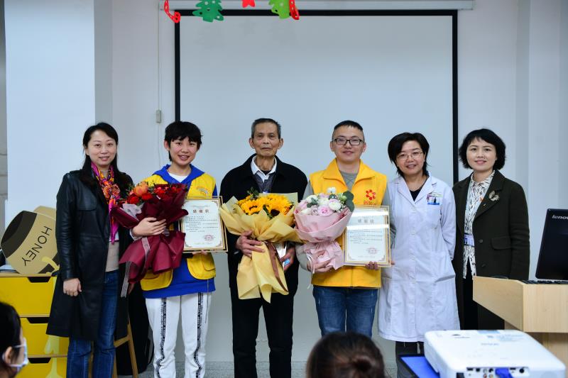 医院为三位社工、志愿者代表颁发感谢状。