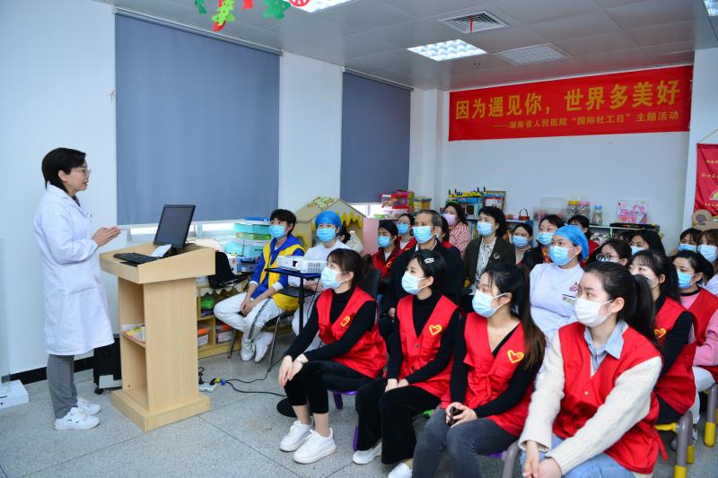 湖南省人民医院青年志愿者踊跃参加公益爱心活动。均为长沙晚报通讯员 刘玉君 供图