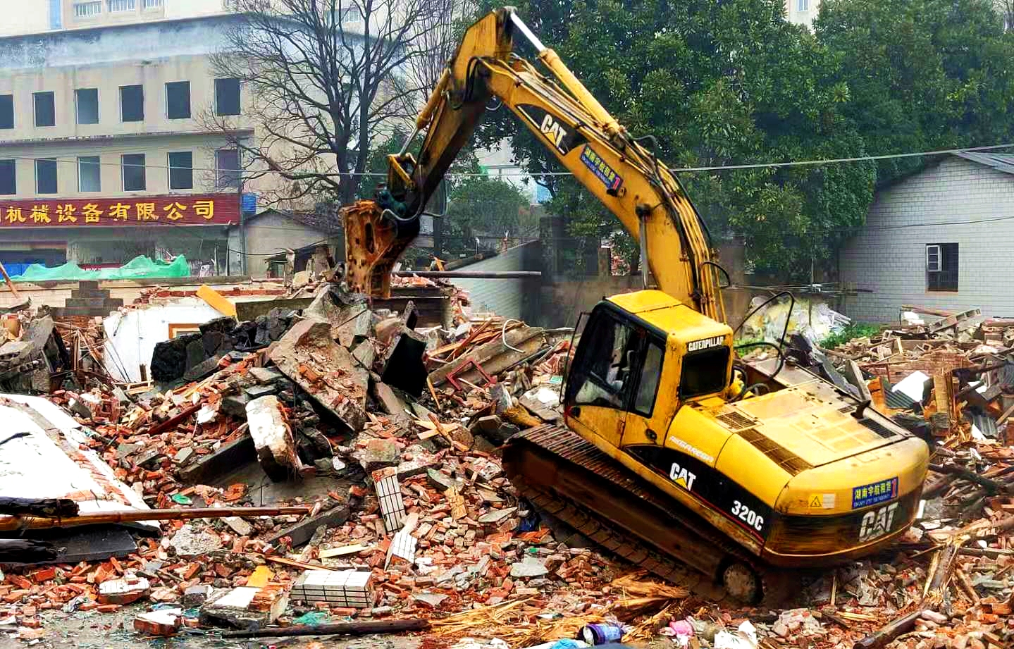 项目建设跑出“先锋速度”，春雨中工作人员仍在紧张地工作，用实干把大地踩热，托起百姓安居梦。长沙晚报全媒体记者 王斌 通讯员 黄雅玲 高利青 摄影报道