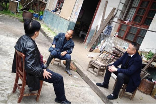 先锋街道工作人员入户走访，讲政策、谈规划，受到居民群众的欢迎。全媒体记者 王斌 通讯员 黄雅玲 高利青 摄影报道