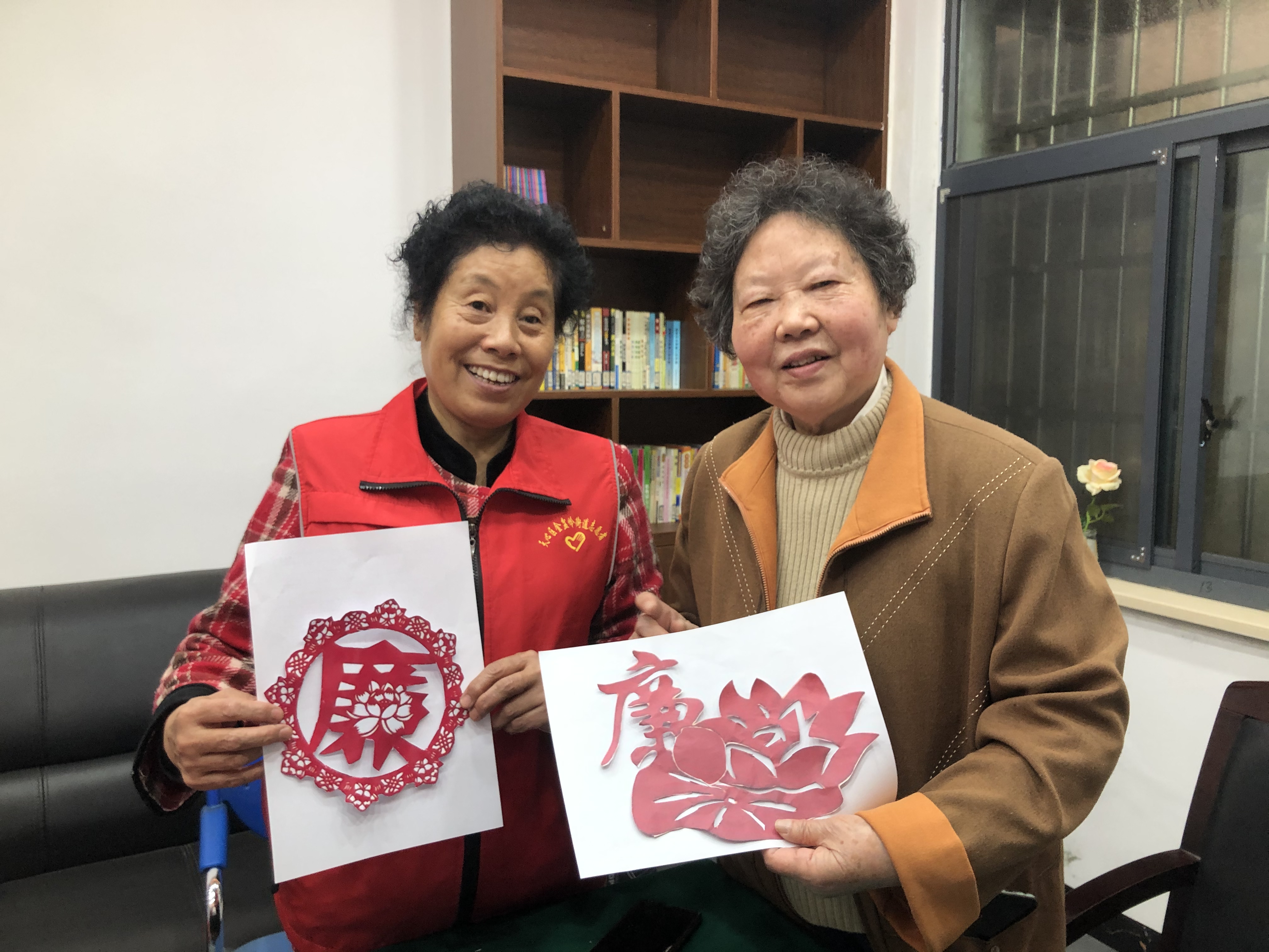 老党员展示廉字与莲花。长沙晚报通讯员　邓洁 供图