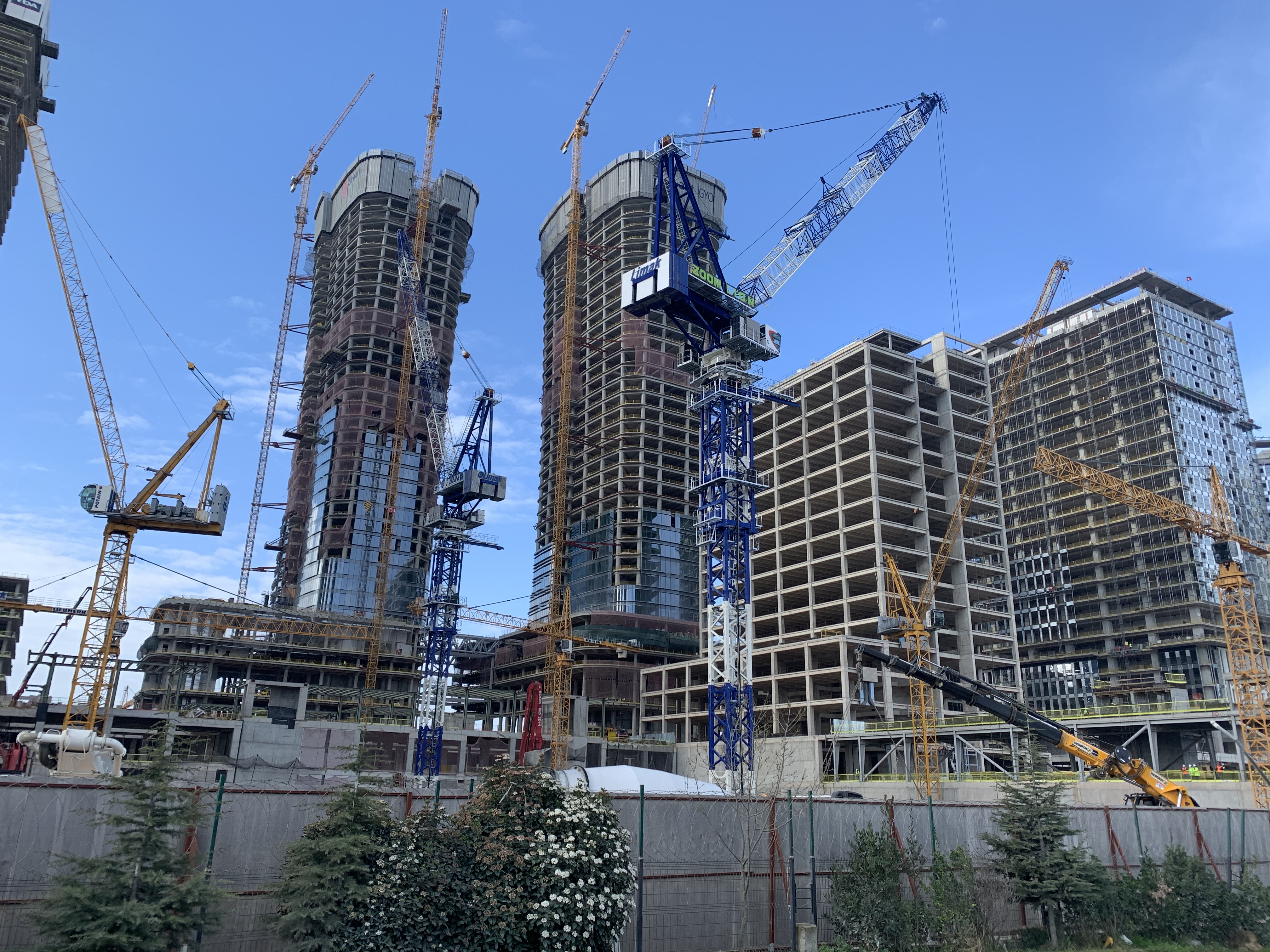 中联重科动臂塔机助力环地中海区域最高楼建设。通讯员 丁未供图