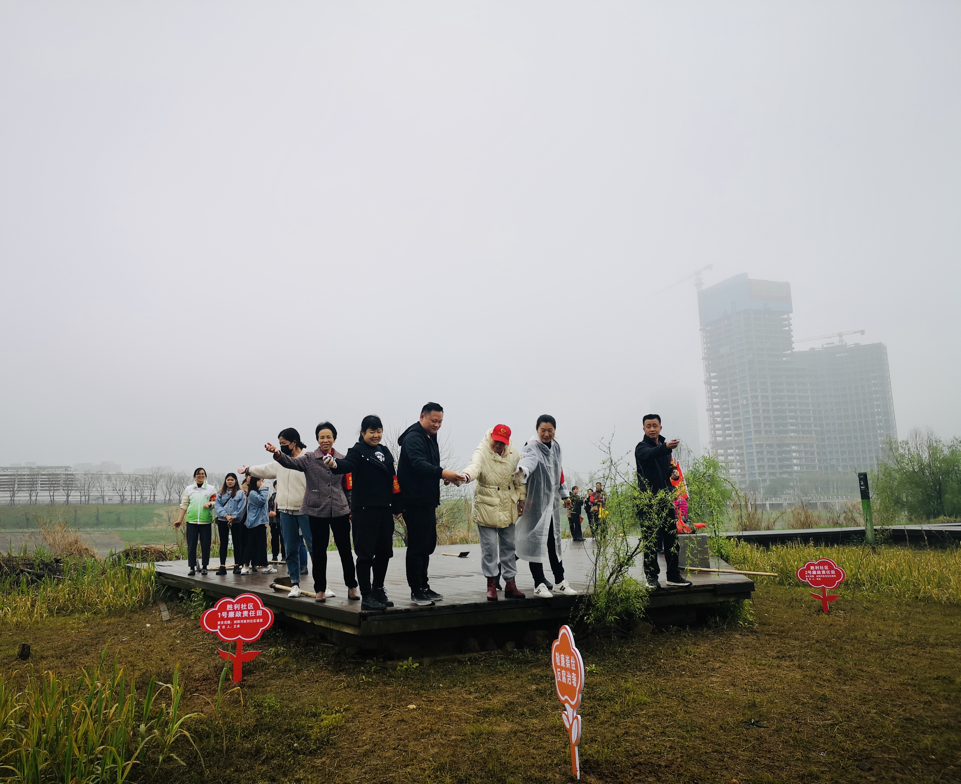 播撒大波斯菊花种，“种”出一条花团锦簇的赏花步道。 通讯员 曹露 摄